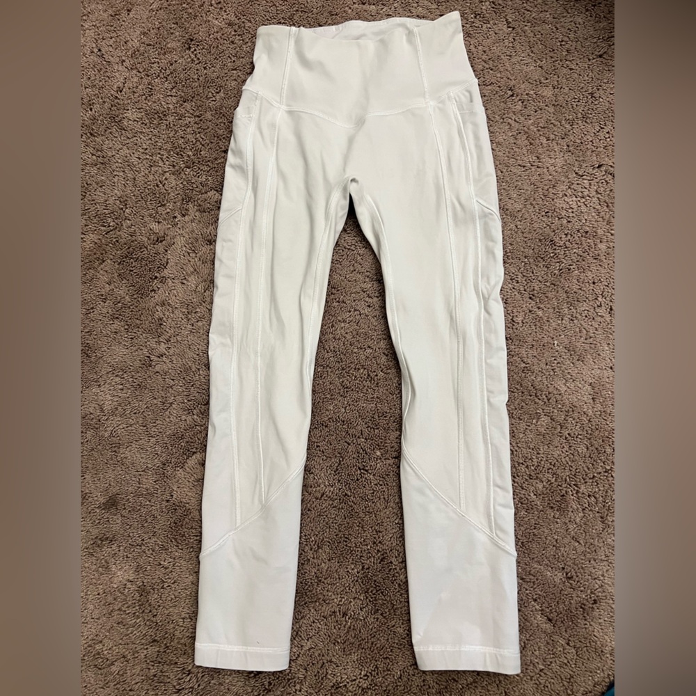 White lululemon leggings 7/8 cut with side pockets